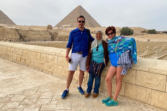 All Inclusive Full-Day Tour to Pyramids, Museum, mosque and Felucca - Khafre and Menkaure add scale and contrast