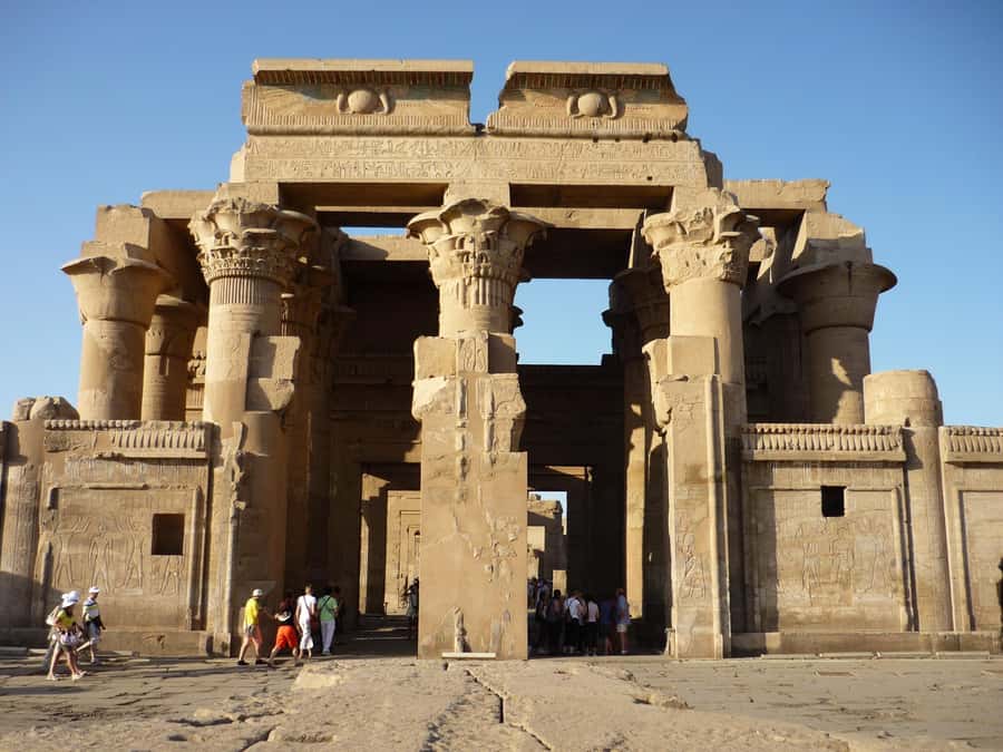 Aswan: Edfu and Kom Ombo Day Tour with Luxor Transfer - Guides, drivers, and the human side of the day
