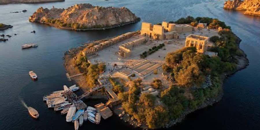 Aswan: High Dam, Unfinished Obelisk, Philae & Nubian Village - Reading the cracks at the Unfinished Obelisk