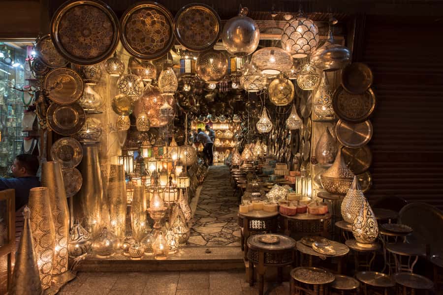 Cairo: Egyptian Museum, Pyramids & Bazaar Tour - Lunch in Giza: a useful break in the middle