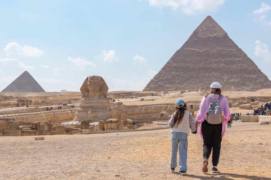 Cairo: Female-Guided Pyramids, Sphinx & Museum City Tour - Traditional Egyptian lunch in Giza