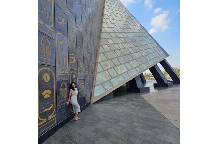 Cairo: Giza Pyramids & Grand Egyptian Museum Tour with Lunch - What the guide adds to the day