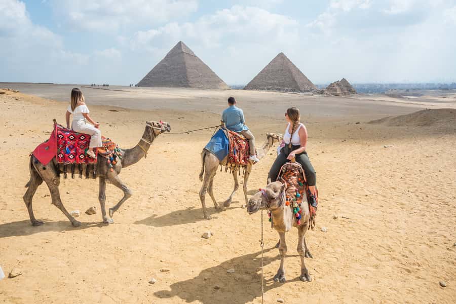 Cairo: Half Day Pyramids Tour by Camel or Horse Carriage - From your hotel to the Giza Plateau
