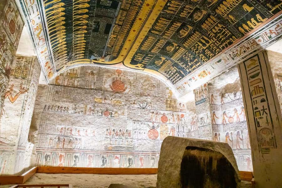 Cairo: Private Luxor Day Tour with Entrance fees by Flights - Medinet Habu and the Colossi of Memnon