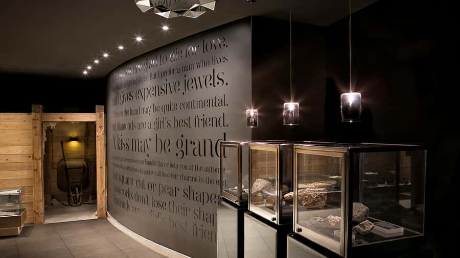 Cape Town: Private Guided Tour of Cape Town Diamond Museum - Starting with South Africa’s three-billion-year diamond story