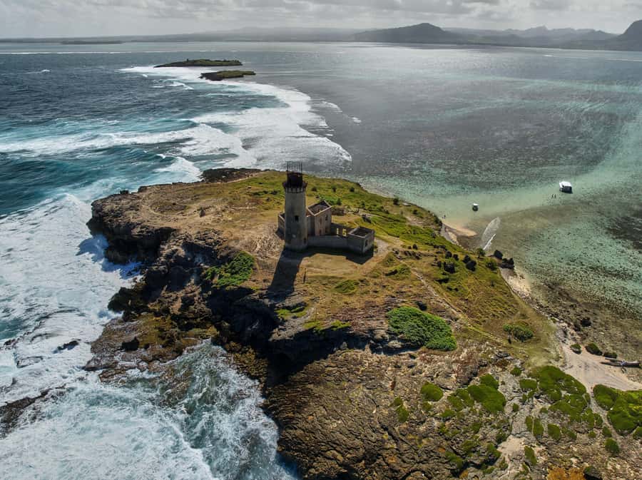 Catamaran Mauritius: South East 5 Islands Catamaran Cruises - What the crew adds to the day