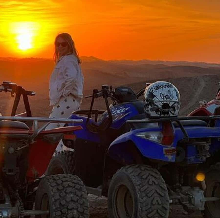 Dinner show in agafay Desert 1h quad bike & 20 min camels - Why Agafay works for a short desert outing