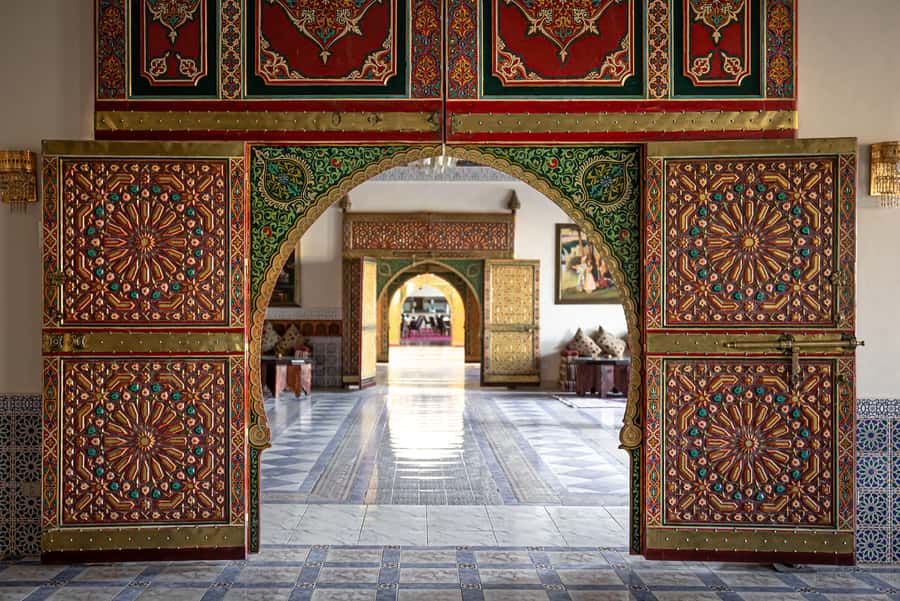 Fez Medina: Local Cultural Highlights Guided Tour - Ceramics, blue and white pottery, and shopping choices
