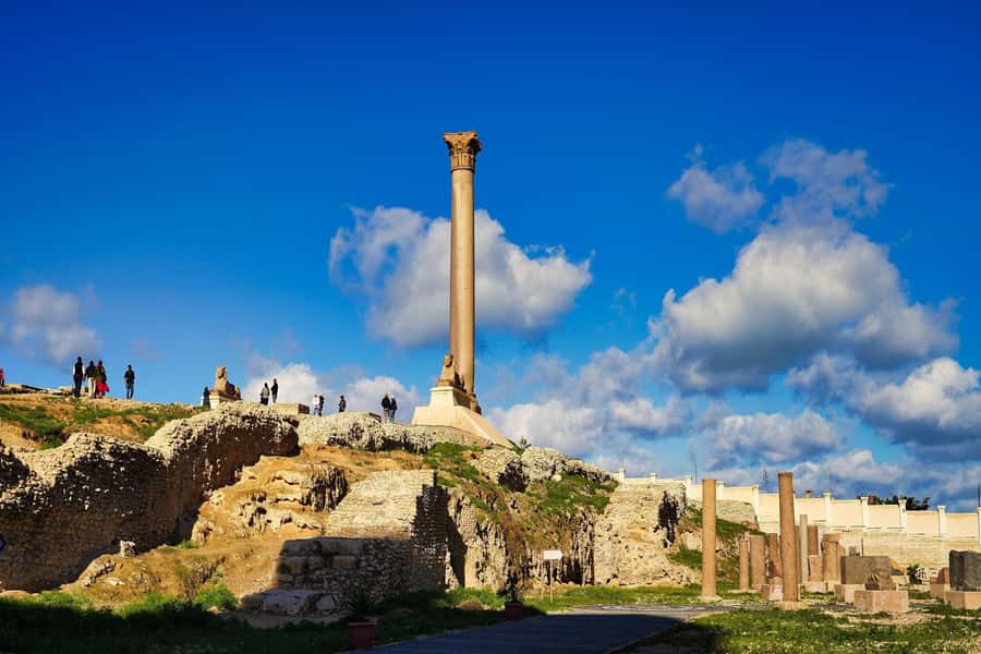 From Cairo: Historical Alexandria Shared Day Tour with Lunch - Seafood lunch by the Mediterranean
