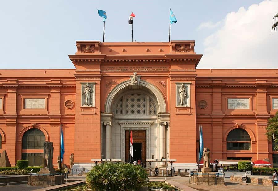 From Hurghada: Pyramids and Egyptian Museum Tour & Boat Ride - Guides, group comfort, and the private option