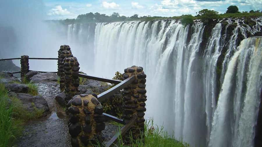 From Kasane: Victoria Falls Day Trip (Zimbabwe side) - Crossing from Kasane into Zimbabwe