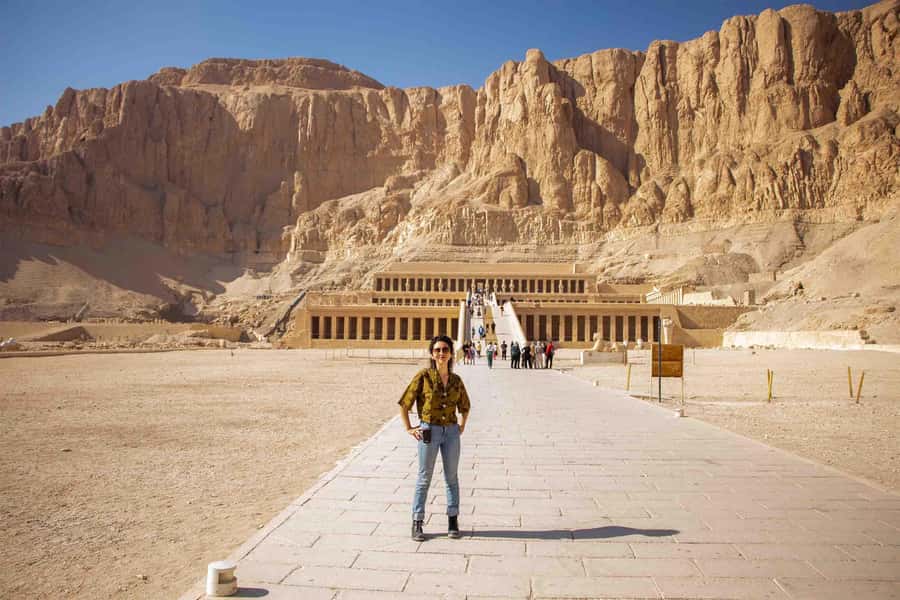 From Luxor: Guided Tour to East or West Banks with Lunch - Lunch at a local restaurant
