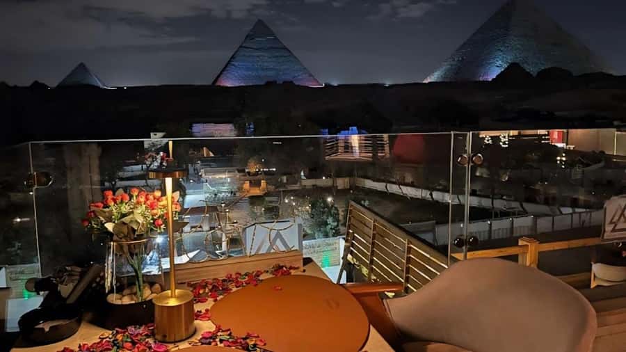 Giza: Dinner with Pyramids All Around You at Rooftop7000 - Arriving at The Great Pyramid Inn