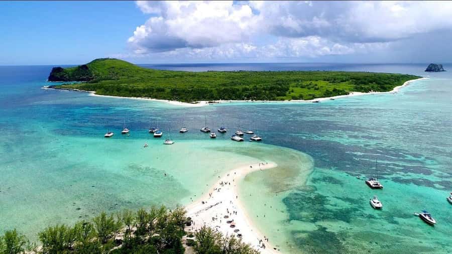 Grand Baie: Catamaran 3 Islands Cruise & Lunch on the Island - Swimming and snorkeling after lunch