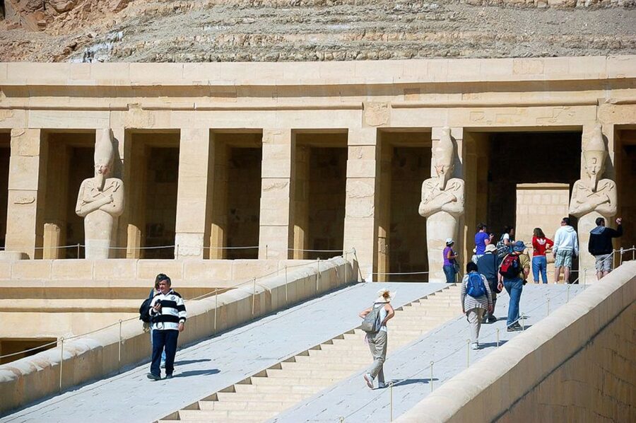 Hurghada: 2-Day Luxor Tour with Hotel, Balloon, & Nile Boat - Day one: Karnak and Luxor Temple