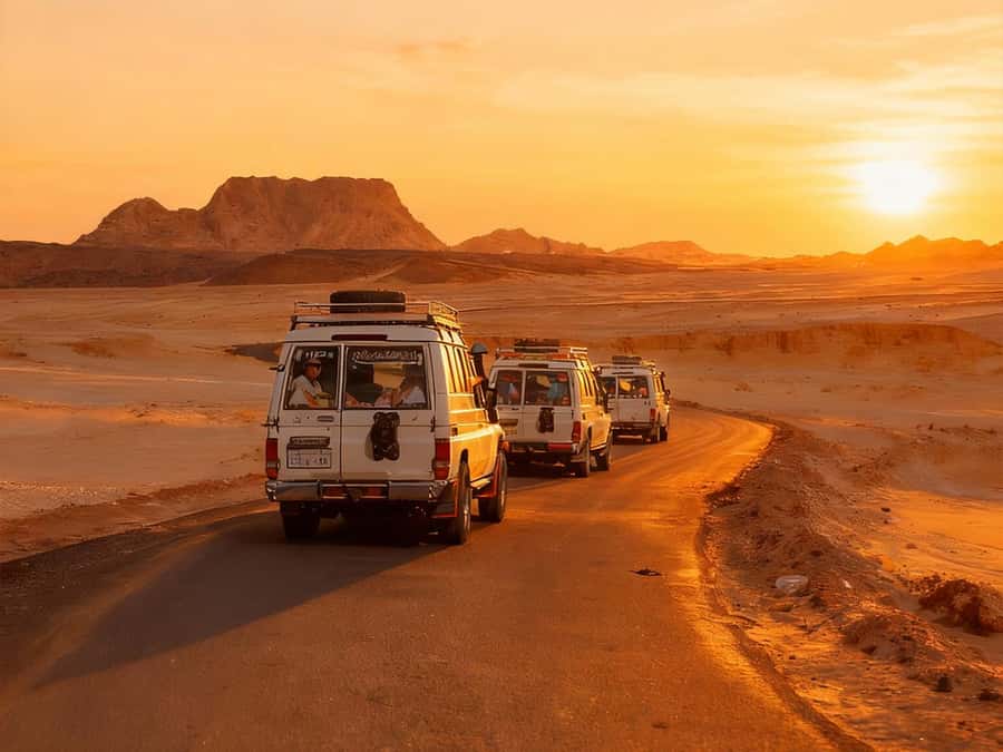Hurghada: 6-Hour Jeep Desert Safari, Dinner, and Show - Mirage stops and the Red Sea views