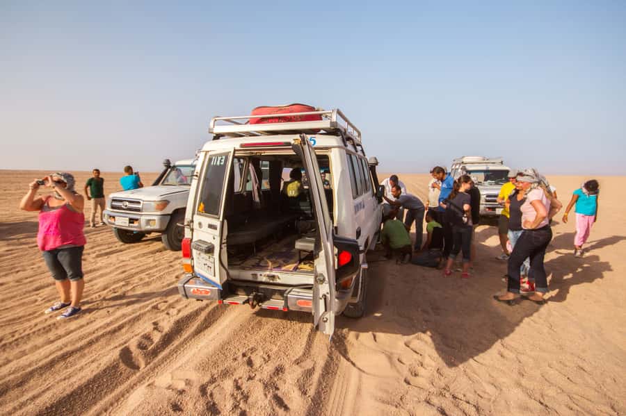 Hurghada: 6-Hour Jeep Desert Safari, Dinner, and Show - Dinner beside the fire