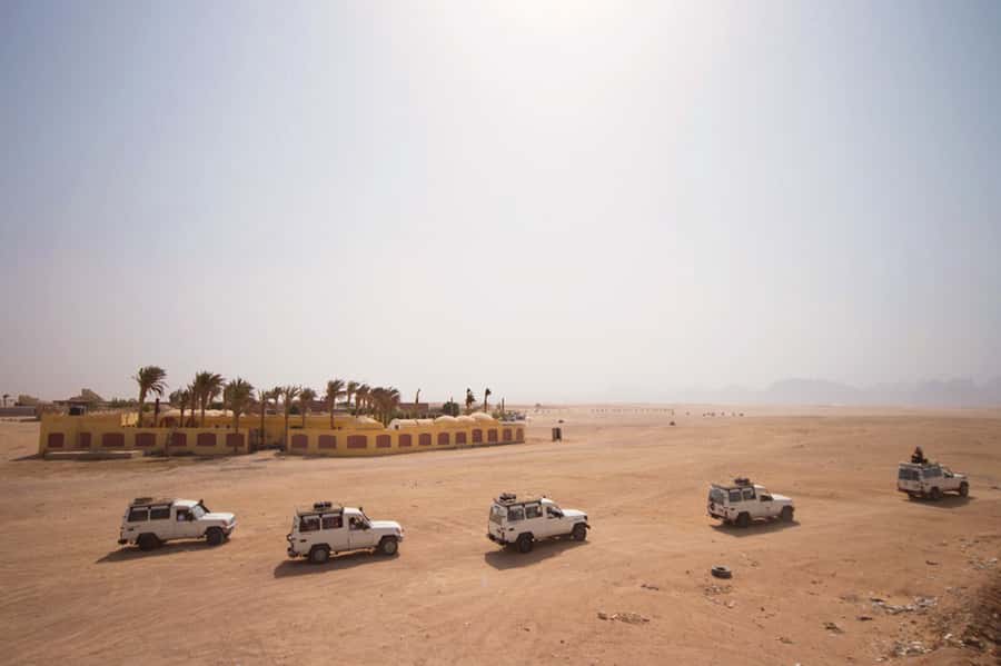 Hurghada: 6-Hour Jeep Desert Safari, Dinner, and Show - Stargazing through a digital telescope
