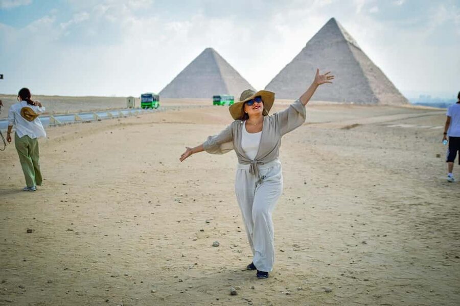 Hurghada: Cairo Pyramids, Sphinx & Egyptian Museum Day Trip - Crossing the Egyptian desert by van
