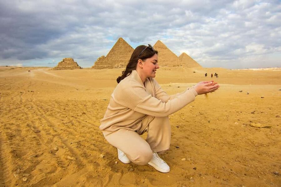 Hurghada: Cairo Pyramids, Sphinx & Egyptian Museum Day Trip - Facing the Great Pyramid of Khufu