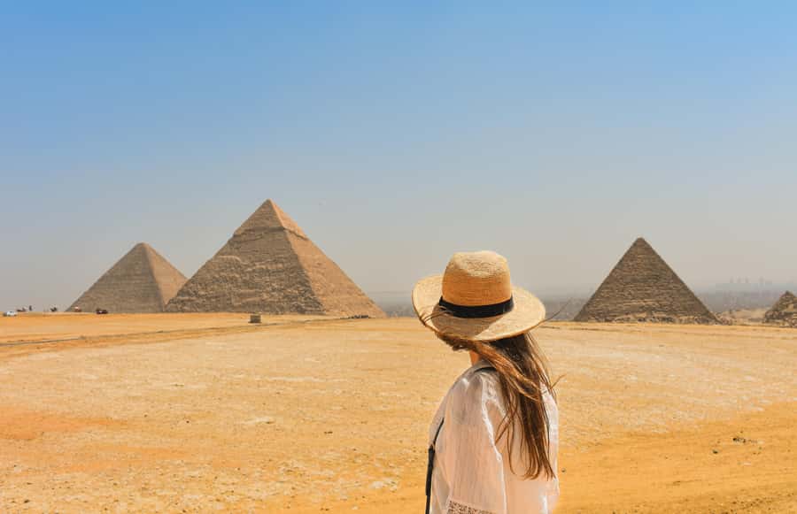 Hurghada: Cairo Pyramids, Sphinx, Museum & Bazaar Day Tour - Lunch before the Egyptian Museum