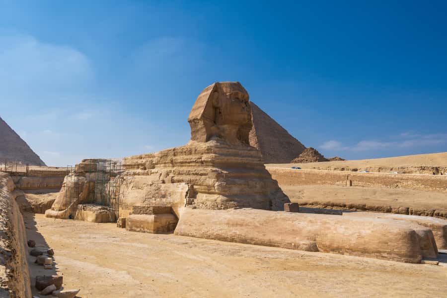 Hurghada: Cairo Pyramids, Sphinx, Museum & Bazaar Day Tour - What the guides add to a demanding day