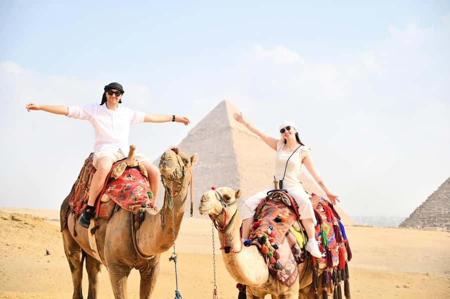 Hurghada: Cairo Pyramids, Sphinx, Museum & Bazaar Day Tour - The drive through the mountains before Cairo