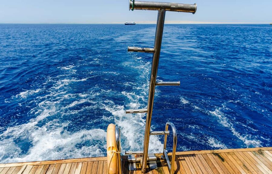 Hurghada: Dolphin & Coral Reef Snorkeling Tour with Lunch - Leaving Hurghada for open water