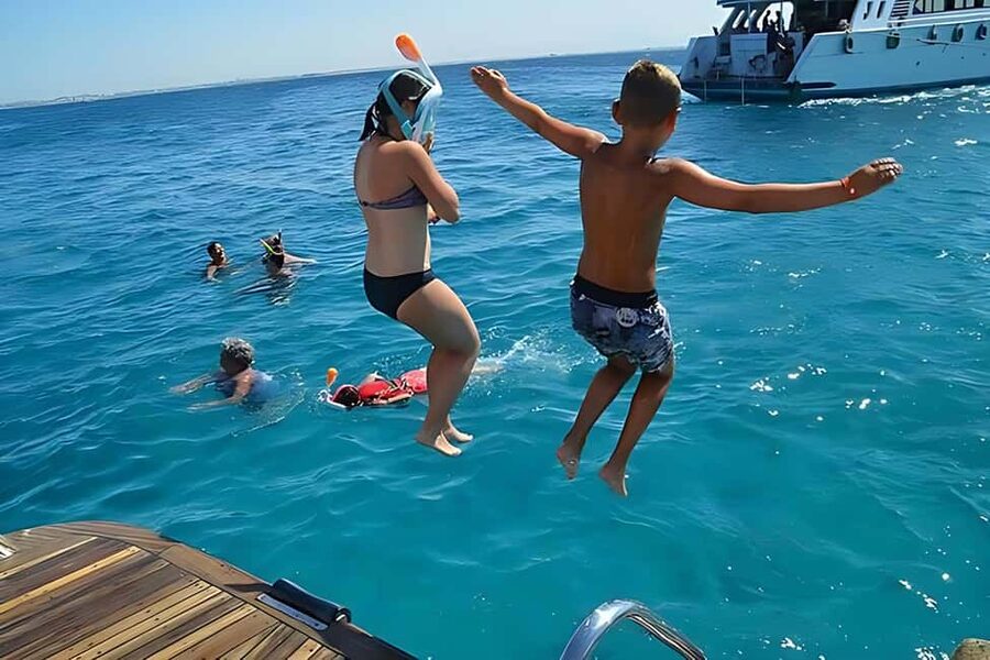 Hurghada: Dolphin Watching Boat Tour with Snorkeling & Lunch - What the boat day feels like
