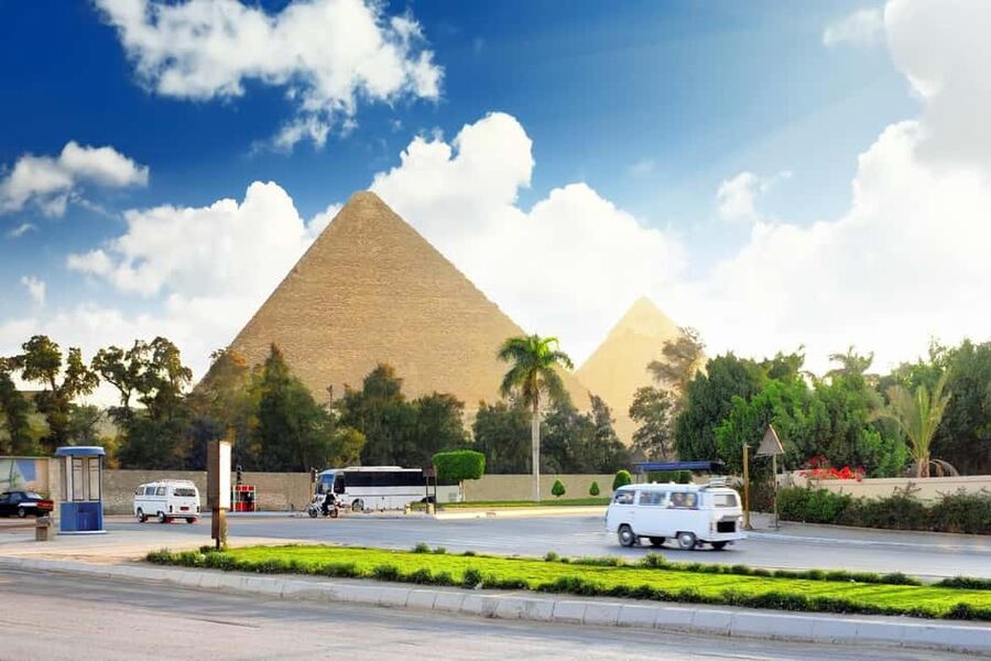 Hurghada: Full-Day Tour to Cairo by Plane with Egyptologist - Lunch with a pyramid view