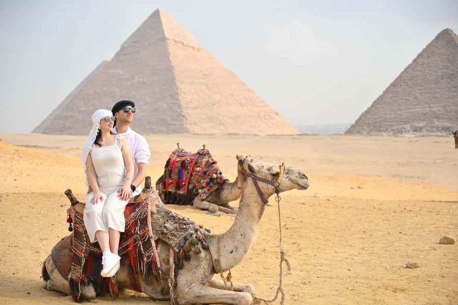 Hurghada: Giza Pyramids, Sphinx, Museum & Old Souq Day Trip - The Giza Plateau and the Great Pyramid