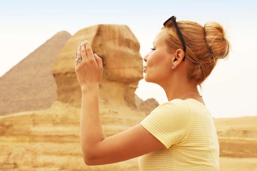Hurghada: Giza Pyramids, Sphinx, Museum & Old Souq Day Trip - Meeting the Great Sphinx and the Valley Temple