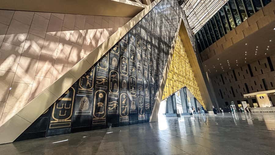 Hurghada: Grand Egyptian Museum, Pyramids & Sphinx Day Tour - The 2 AM pickup and the coach ride