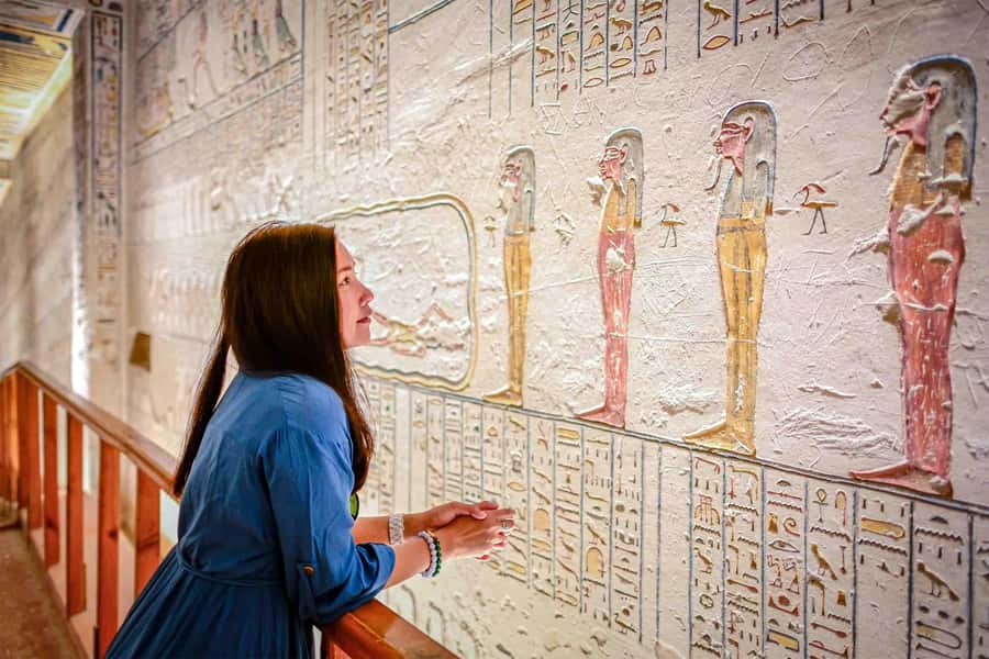 Hurghada: Luxor Tour with Valley of Kings, Karnak & Tut Tomb - Lunch, local food, and the possible Nile crossing