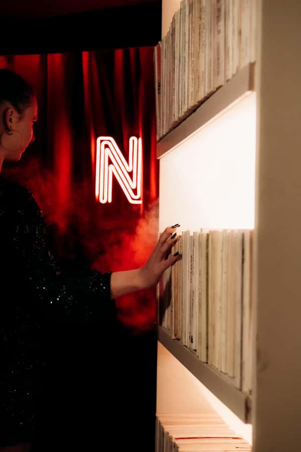 Hurghada: Naz Cabaret ticket with beverages - Dress Rules Are Strict, Not Decorative
