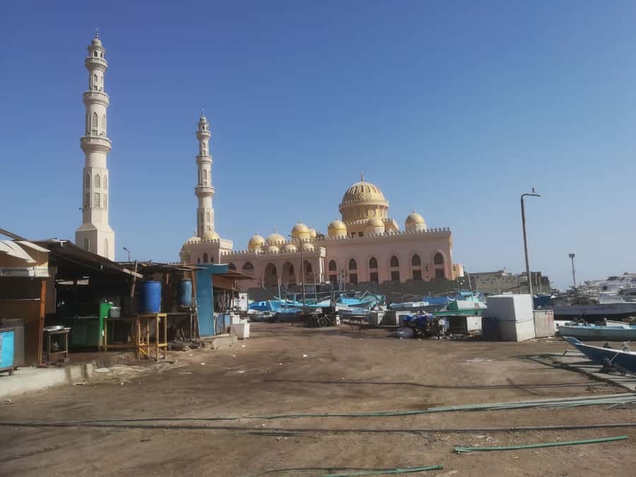 Hurghada: Private Guide City Tour & Shopping Stop - Entering Al Mina Mosque