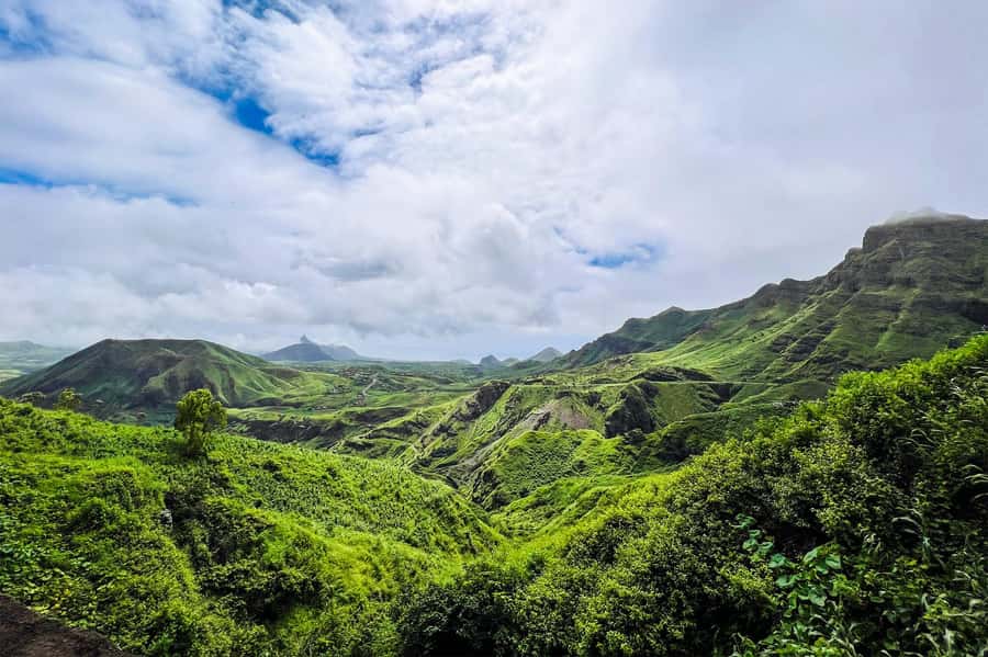 Island tour with German-speaking guide for cruise guests - São Lourenço dos Órgãos and the first mountain views
