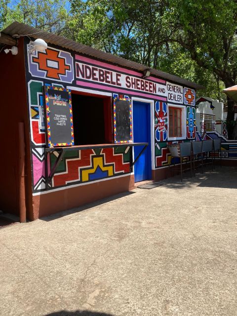 Johannesburg: Full-Day Tour with Soweto and Apartheid Museum - Guides, vehicle, and group experience