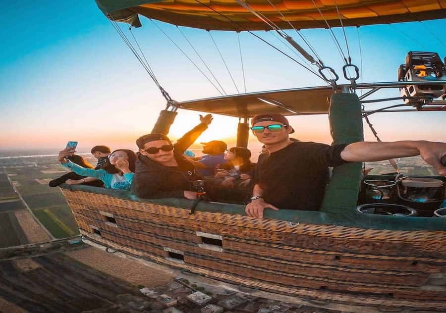 Luxor: Hot Air Balloon Ride Over Temple of Hatshepsut - Coffee, safety, and the balloon coming upright