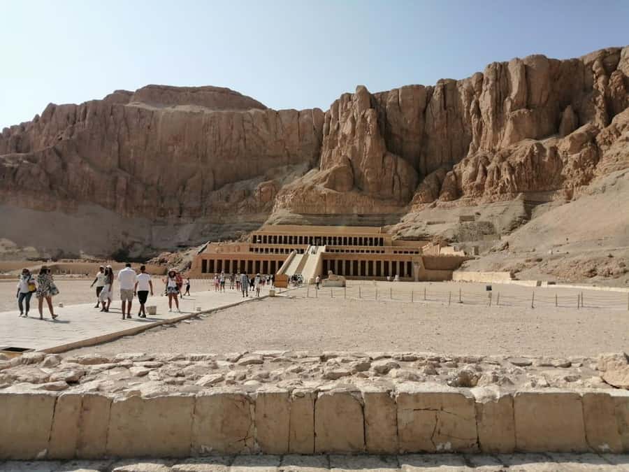 Luxor: Private Full-Day Luxor Highlights Tour with Pickup - A short stop at the Colossi of Memnon