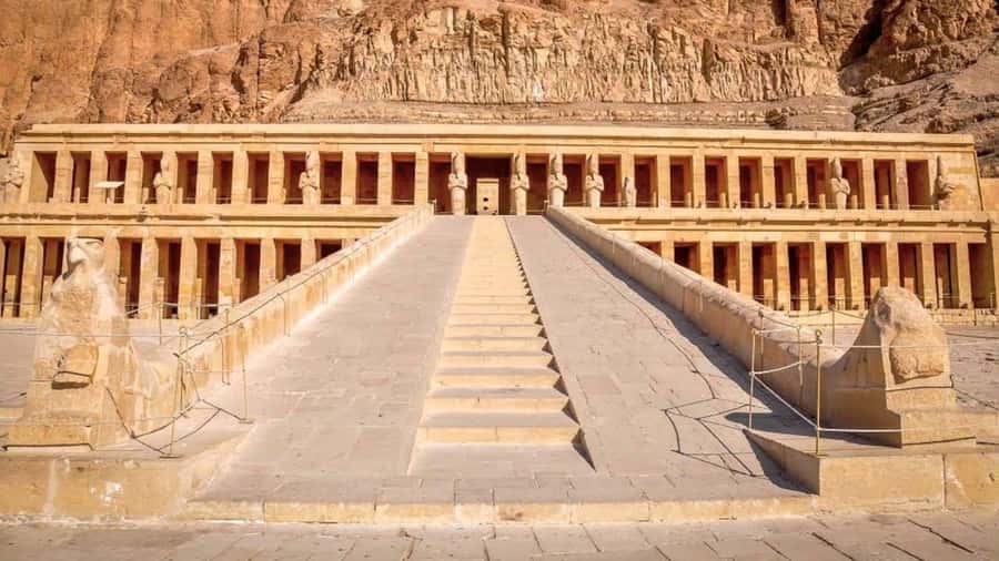 Luxor: Valley of the Kings and Hatshepsut Temple Day Tour - Entering the Valley of the Kings