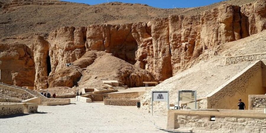 Luxor: West Bank Kings and Queens All-Inclusive Tour & Lunch - A short stop at the Colossi of Memnon