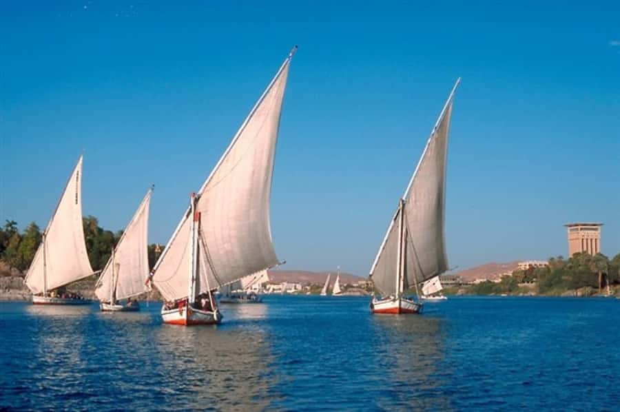 Makadi Bay: Luxor Highlights & King Tut Tomb Full-Day Tour - Lunch and a short Nile crossing