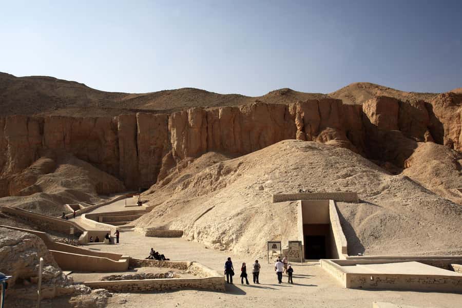 Makadi Bay: Luxor Highlights & King Tut Tomb Full-Day Tour - Hatshepsut Temple rises from the cliffs