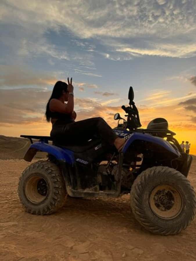Marrakech: Agafay Desert Quad Biking with Dinner Show - The guides and how much they affect the day
