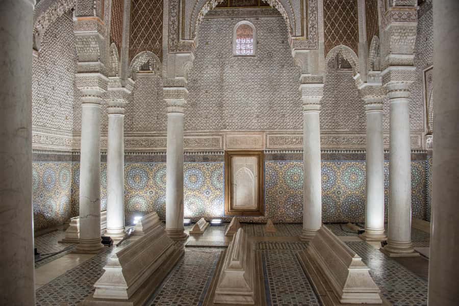Marrakech: Bahia Palace, Saadian Tombs & Medina Guided Tour - The Saadian Tombs and the price of beauty