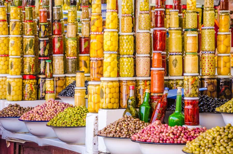Marrakech: Bahia Palace, Saadian Tombs, Souk and Medina Tour - Guides, languages, and how the tour feels