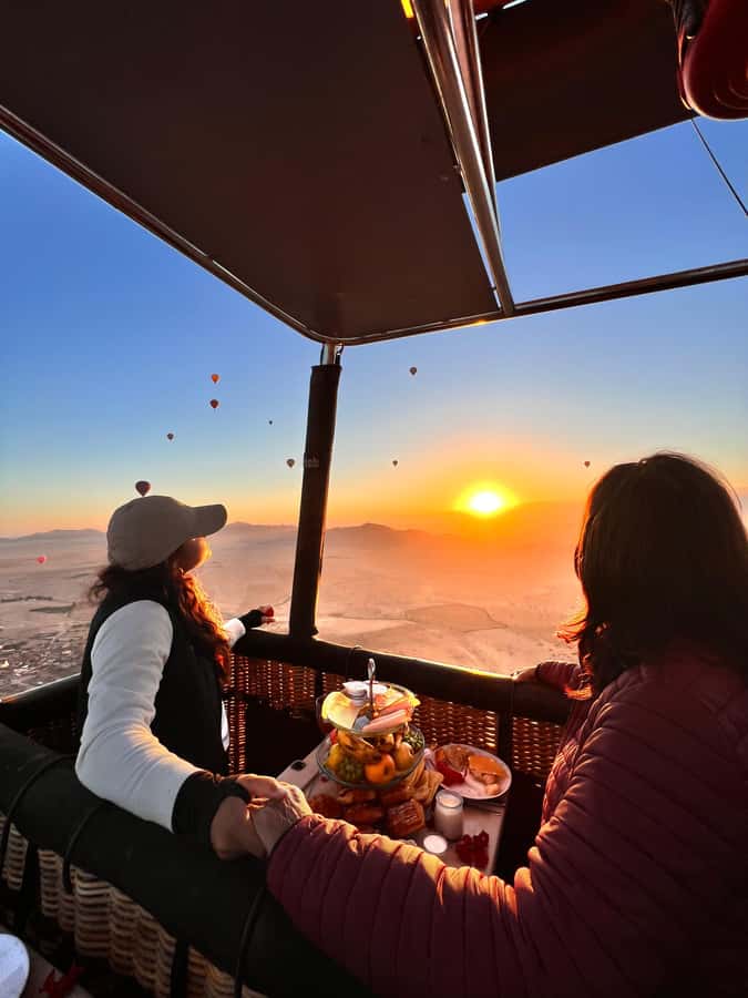 Marrakech: Balloon Flight, Berber Breakfast & Certificate - Coffee, pastries, and balloons in the dark