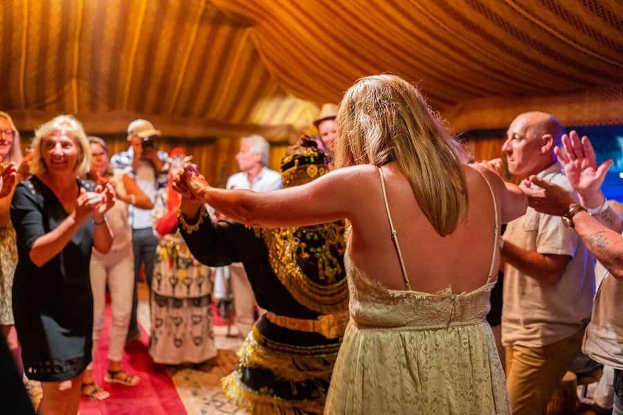 Marrakech: Chez Ali Fantasia Folklore Show & Moroccan Dinner - Folk music and indoor entertainment