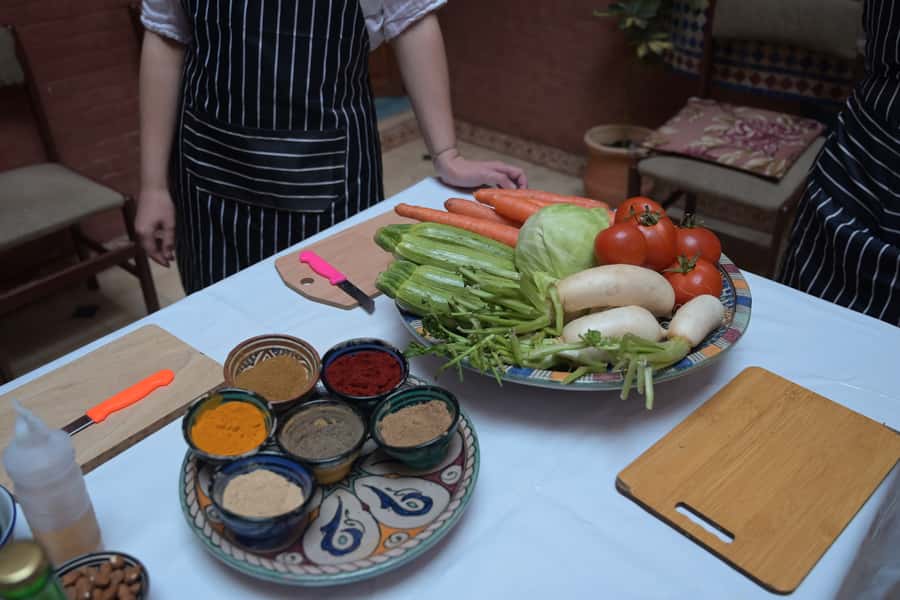 Marrakech: Moroccan Cooking Class for vegetarians and vegan - Cooking Moroccan food inside a Medina family home